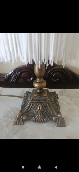 Lámpara de flecos dorada y blanca