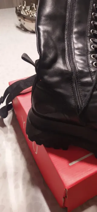 Botas negras con cordones y cremallera