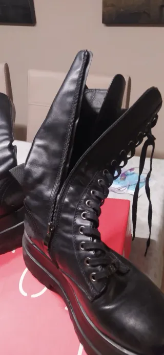 Botas negras con cordones y cremallera