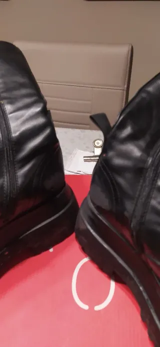 Botas negras con cordones y cremallera