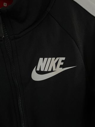 Chaqueta deportiva Nike negra