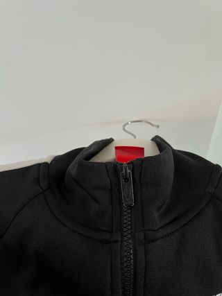 Chaqueta deportiva Nike negra