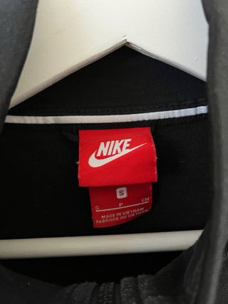 Chaqueta deportiva Nike negra