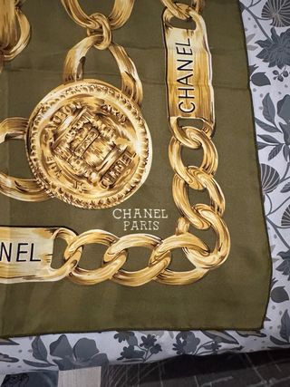 Pañuelo Chanel Cadena y Monedas Dorado Verde Oliva