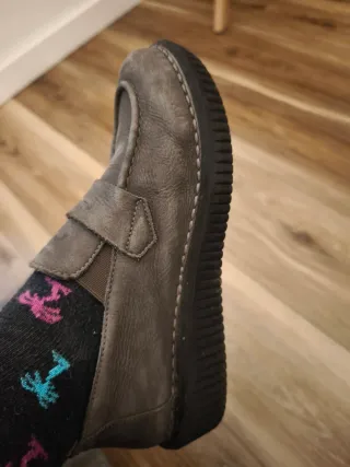 Zapatos grises de ante