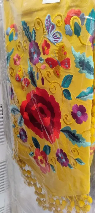 Mantoncillo Flamenco Bordado Madroños