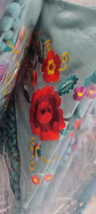 Mantoncillo Flamenco Bordado Madroños