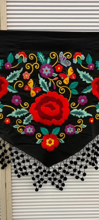 Mantoncillo Flamenco Bordado Madroños