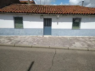 Se vende casa planta baja. Necesita reforma.