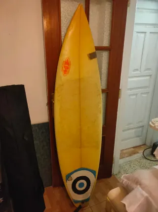 Tabla de surf con pequeño golpe sin importancia