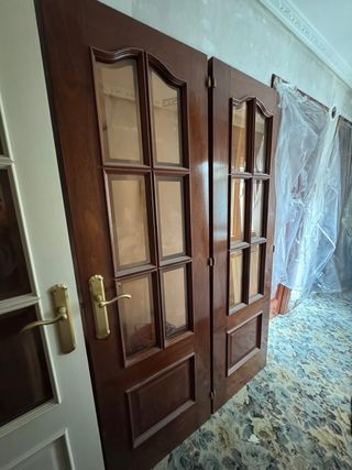 Puerta doble madera maciza con cristal