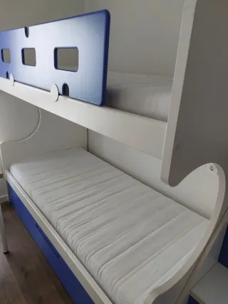 Litera infantil con cajones y escalera.