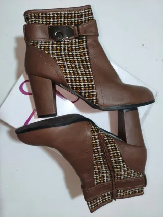 Botines marrones con detalle de cuadros
