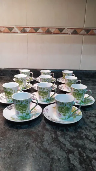 Tazas de café de porcelana con flores