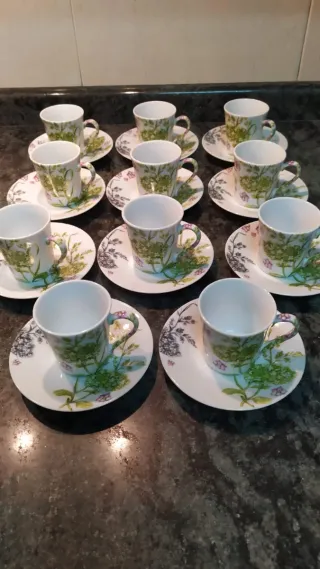 Tazas de café de porcelana con flores