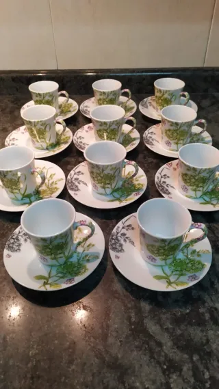 Tazas de café de porcelana con flores