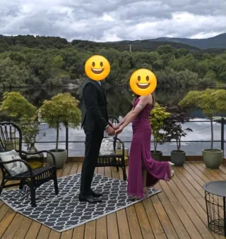 Vestido fiesta morado con abertura