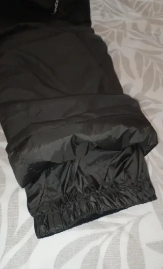 Conjunto de pantalón de esquí y casco T.14 años.