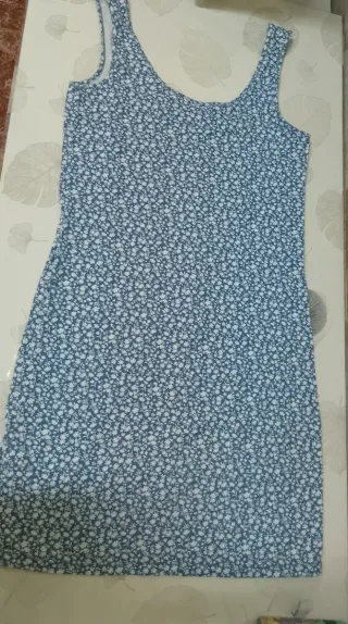 Vestido veraniego floral azul y blanco