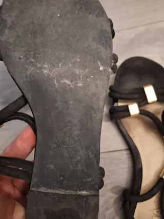 Sandalias Bimba y Lola negras y doradas