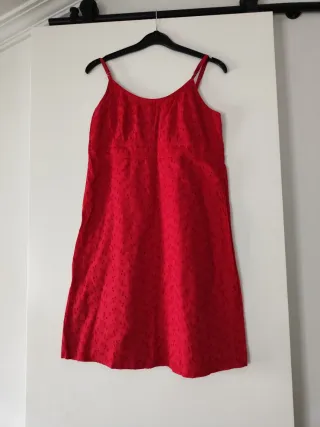 Vestido corto tirantes tela perforada