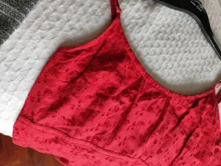 Vestido corto tirantes tela perforada