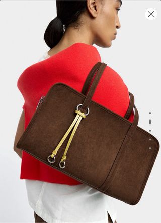 Bolso Parfois ante marrón con pañuelo.