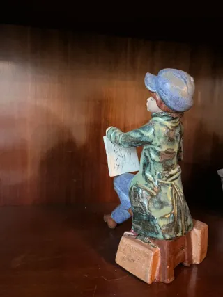 Figura cerámica niño con gorra