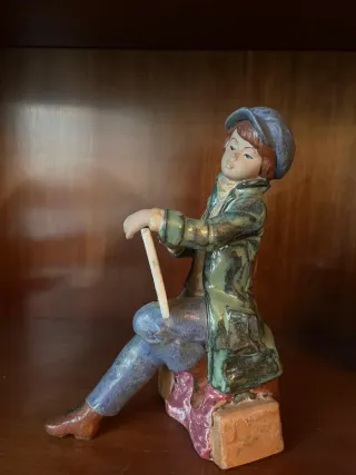 Figura cerámica niño con gorra