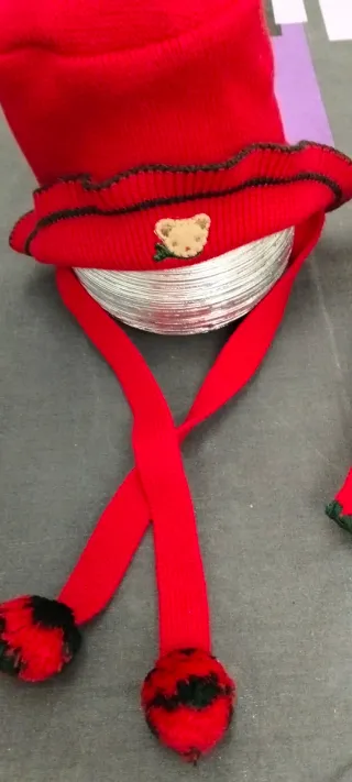 Gorro y bufanda colegiala rojo y negro