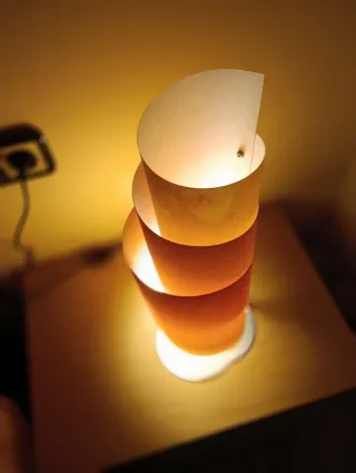 Lámpara de mesa naranja y gris