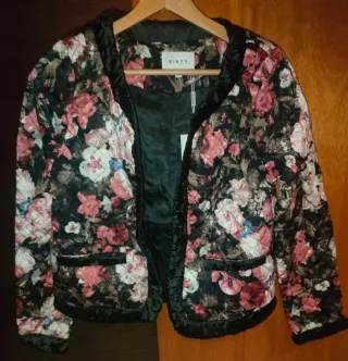 Chaqueta SINTY cropped floreada acolchada