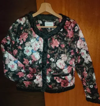 Chaqueta SINTY cropped floreada acolchada