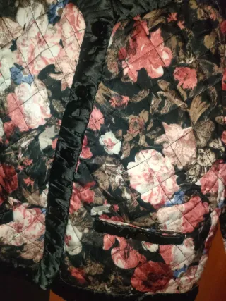 Chaqueta SINTY cropped floreada acolchada