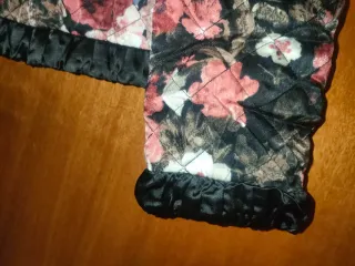 Chaqueta SINTY cropped floreada acolchada