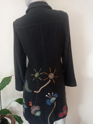 Abrigo Zara gris con bordados