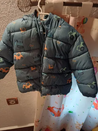 Plumas para niño con estampado de camiones