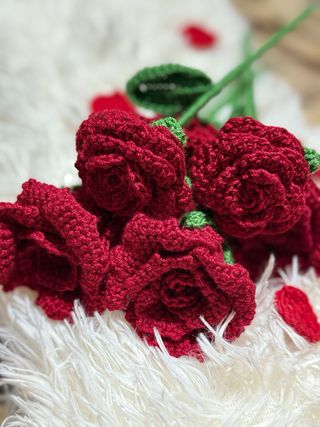 Flores de crochet rojas y verdes