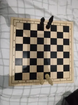 Tablero de ajedrez de madera con todas las piezas