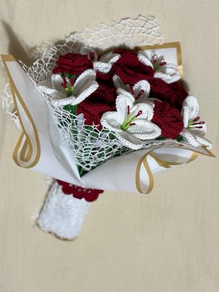 Flores de crochet rojas y blancas