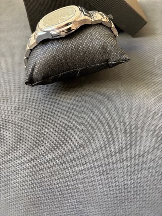 Reloj de acero con esfera negra