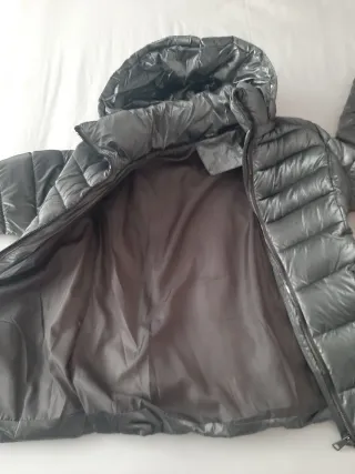 Cazadora plateada con capucha