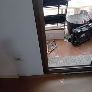 Ventana balconera aluminio inox compacta