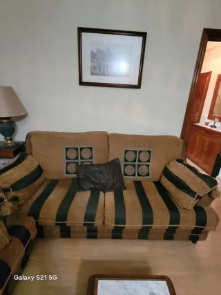 Sofás de 3 y 2 plazas,  de tela marrón y negro