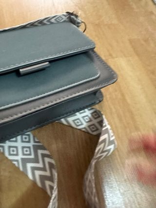 Bolso bandolera con correa geométrica