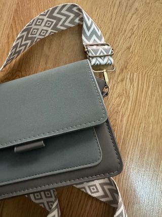 Bolso bandolera con correa geométrica