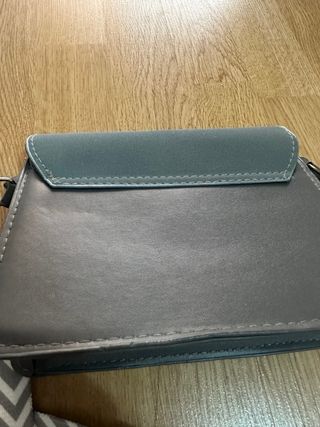 Bolso bandolera con correa geométrica