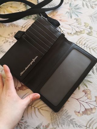 Bolso cartera negro con corazones blancos