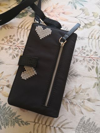 Bolso cartera negro con corazones blancos