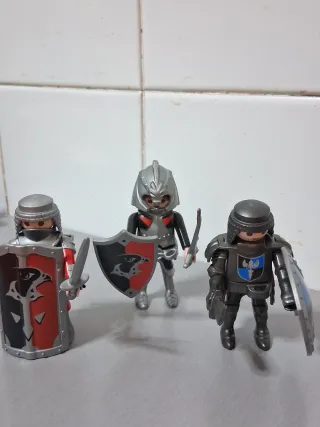 3 Playmobil Medievales con Escudos y Espadas